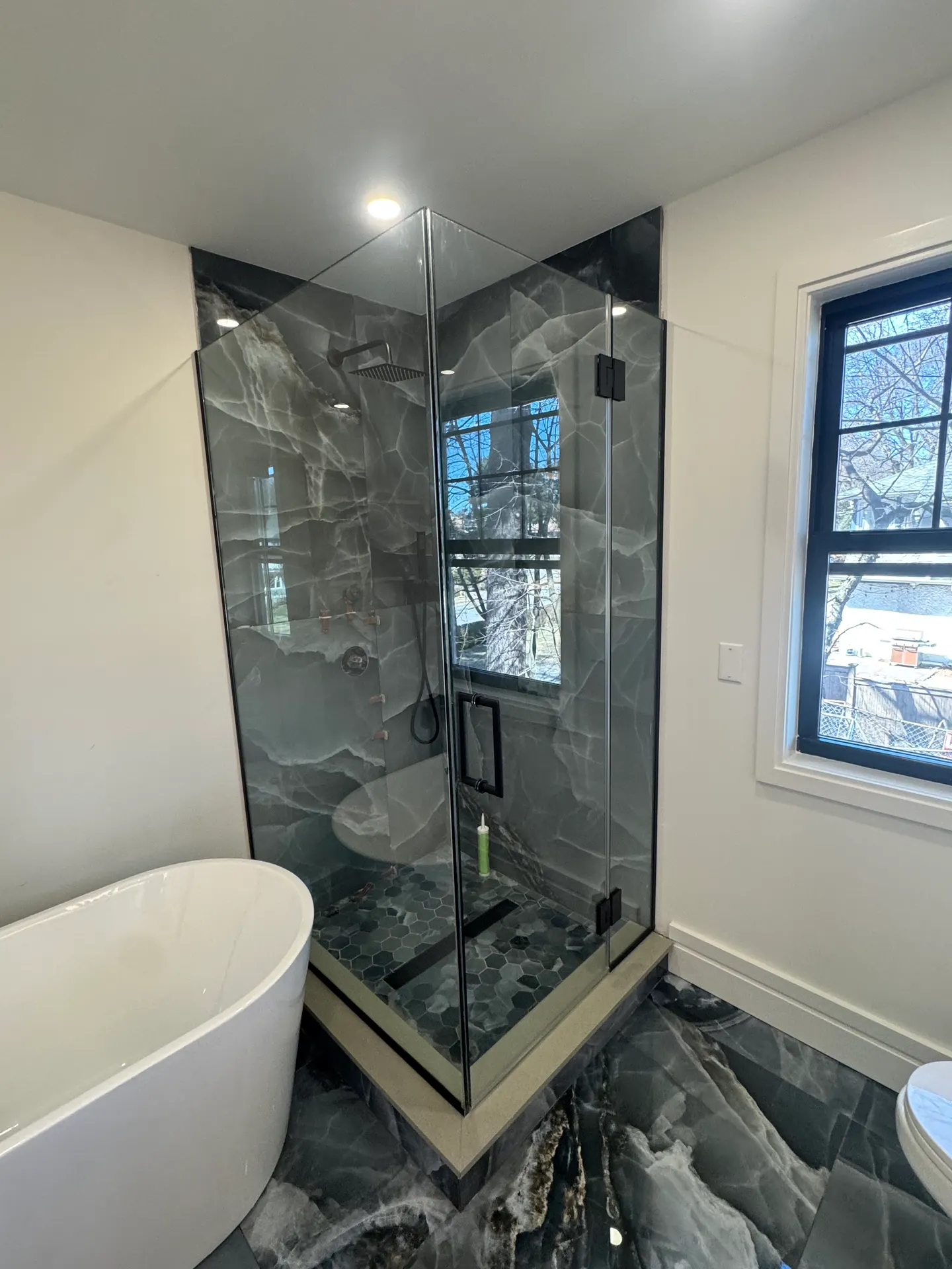 Neo-angle glass shower enclosure